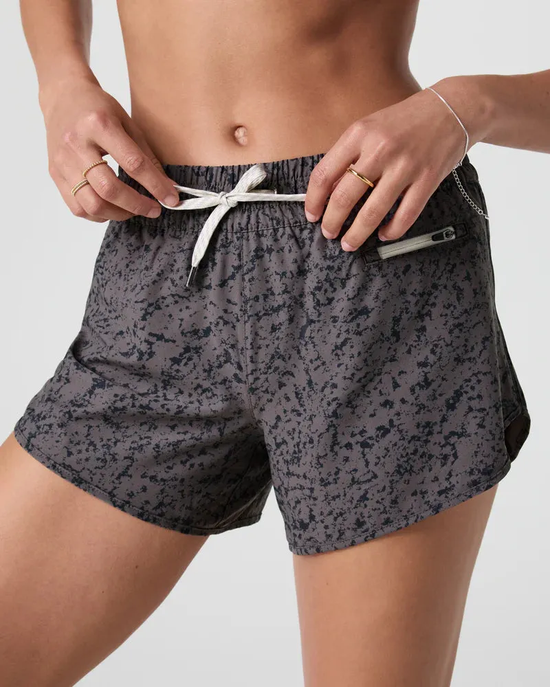 vuori Women's Clementine 4" Short 2.0 in Chia Stucco