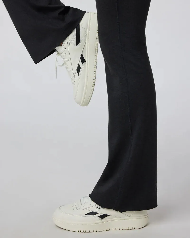vuori Women's Halo Slim Flare in Black Heather