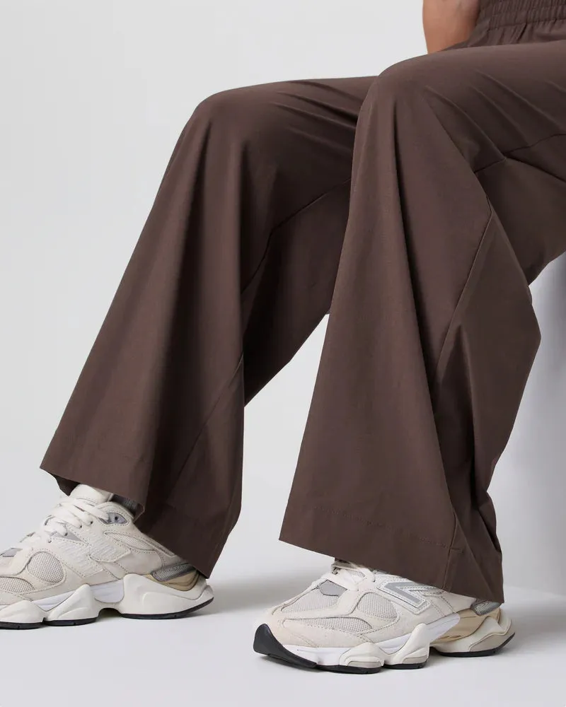 vuori Women's Villa Wideleg Pant in Java