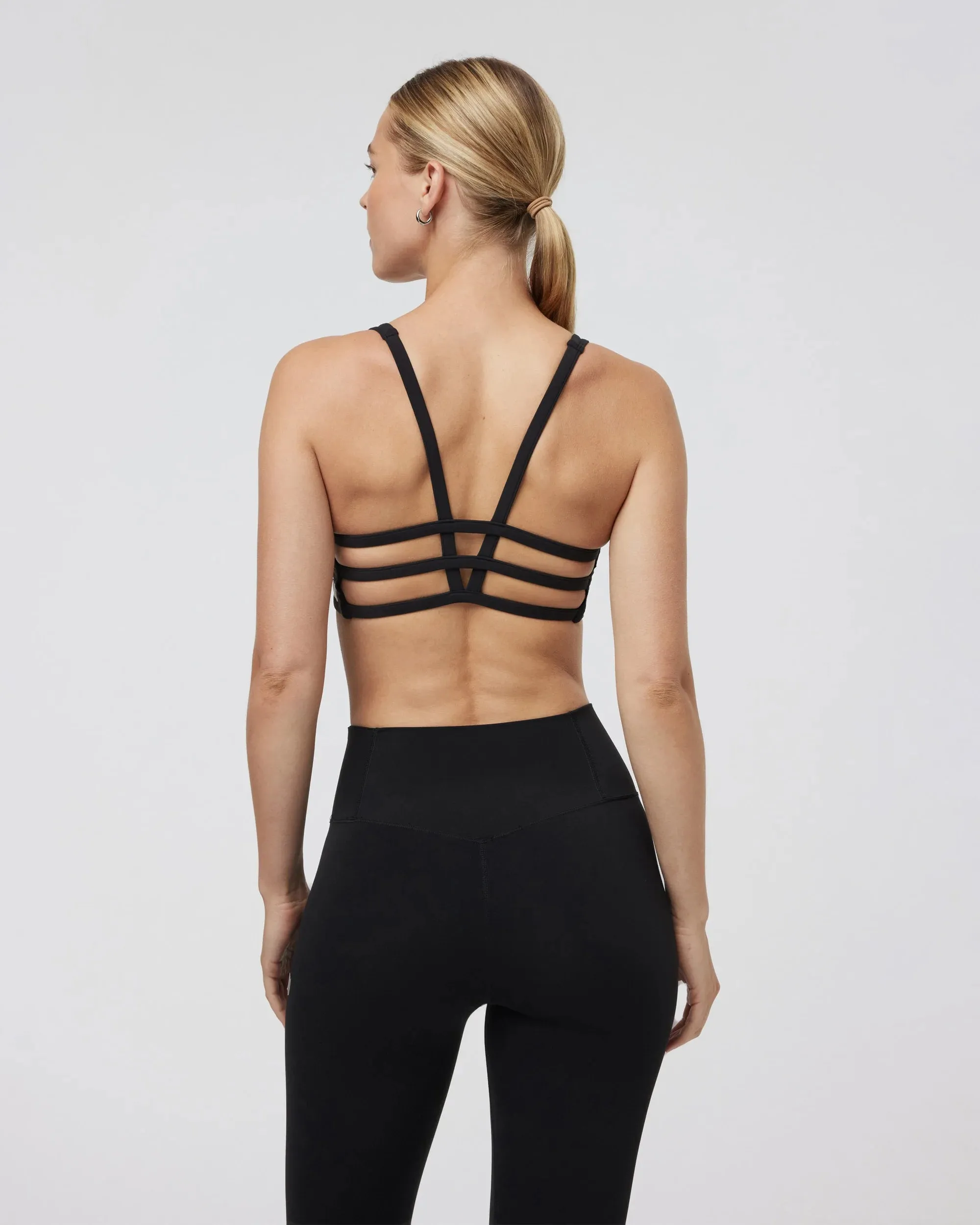 vuori Women's Yosemite Bra in Black